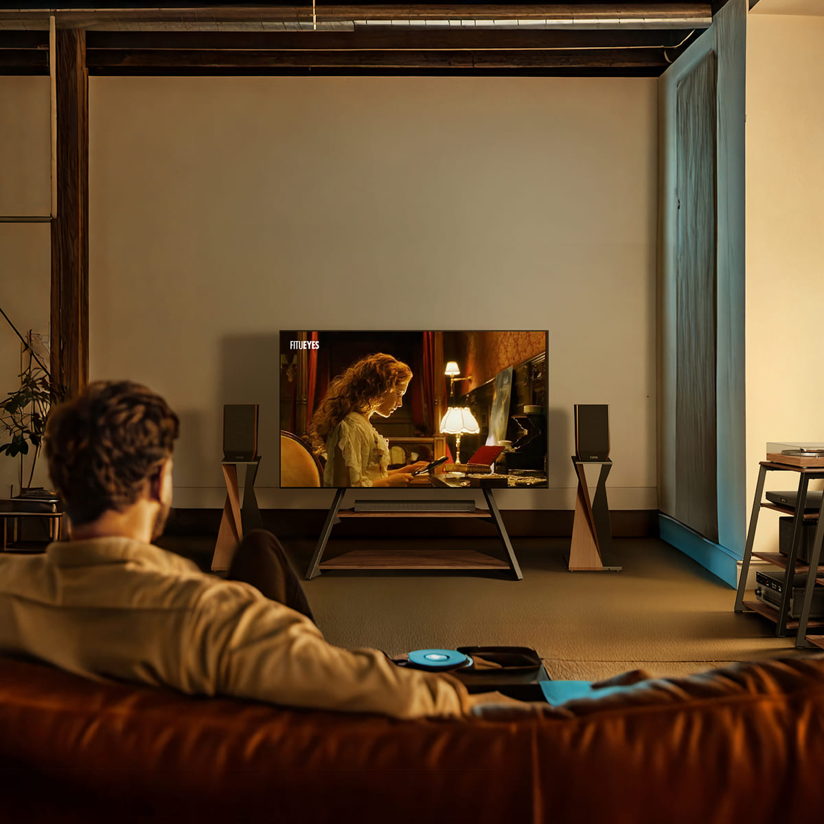 Homme allongé sur le canapé regardant une belle femme à la télévision
