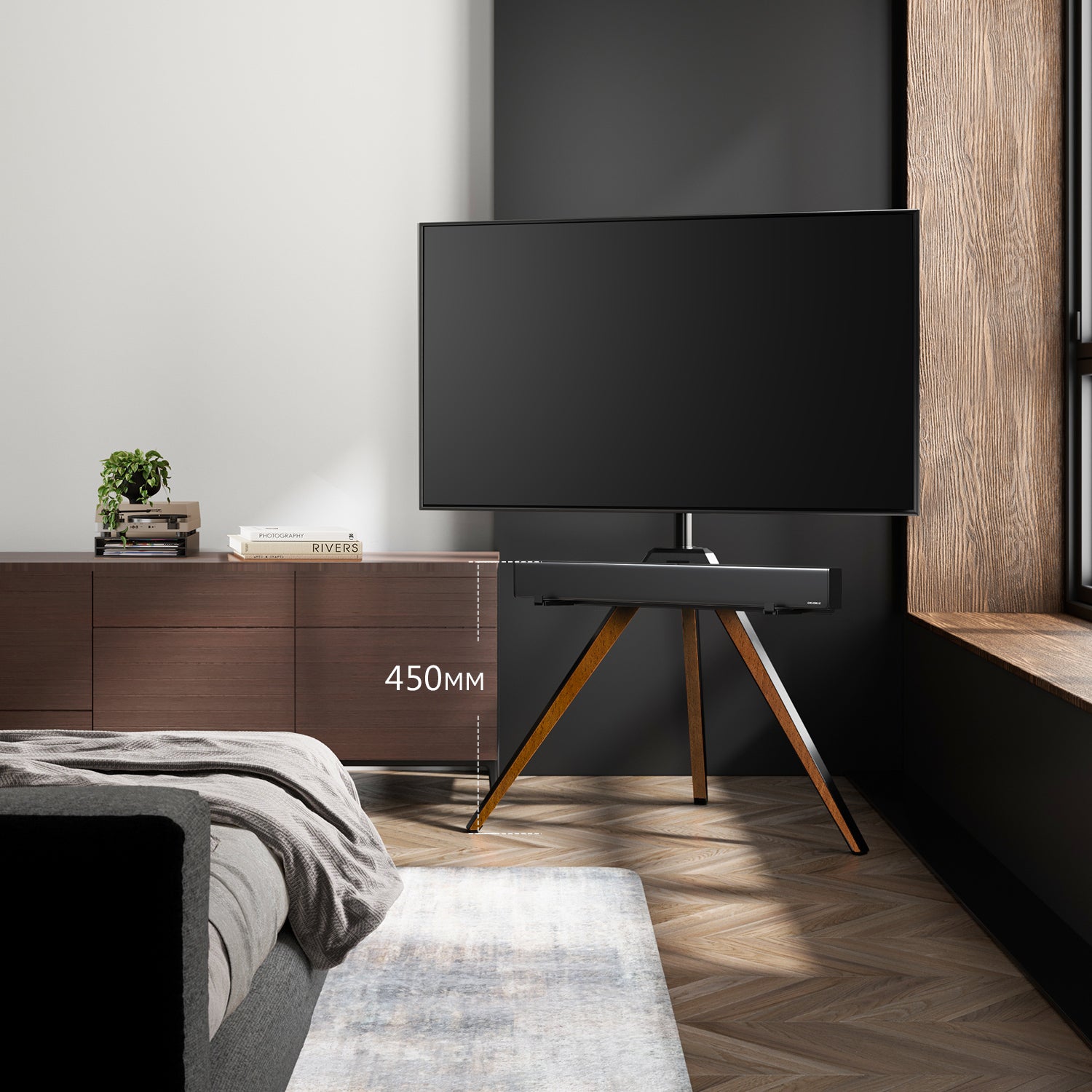 Walnussfarbener TV-Ständer mit Soundbar-Haltung in der Ecke des Schlafzimmers
