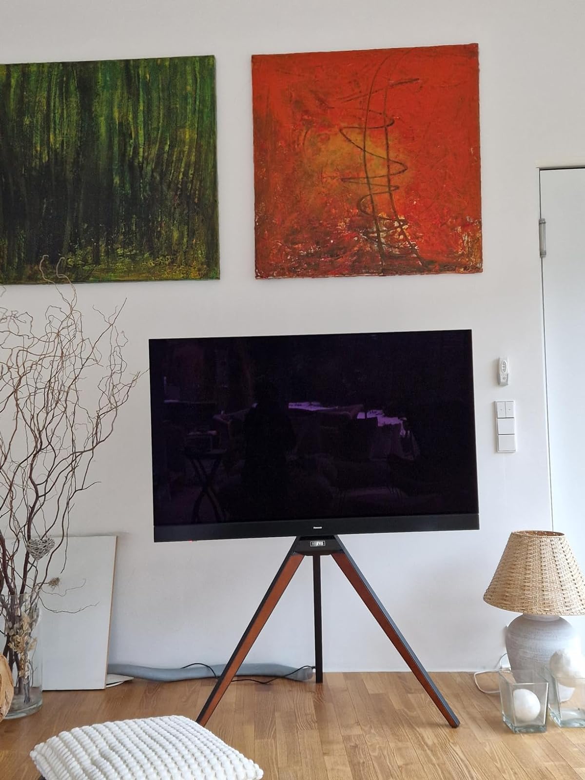 tv mit standfuß im Wohnzimmer