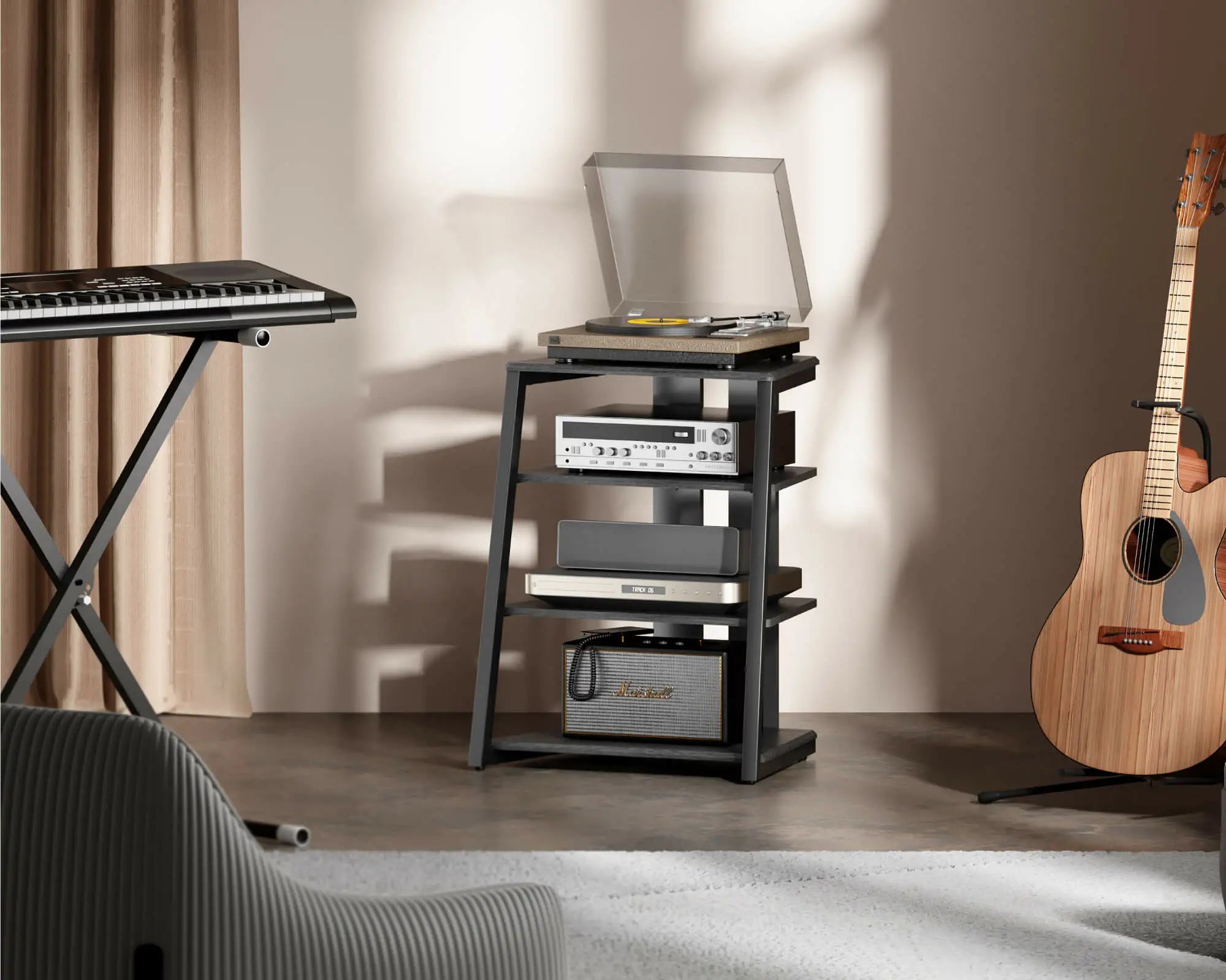 Schwarzes Audio-Rack in der Ecke des Musik- und Wohnzimmers.